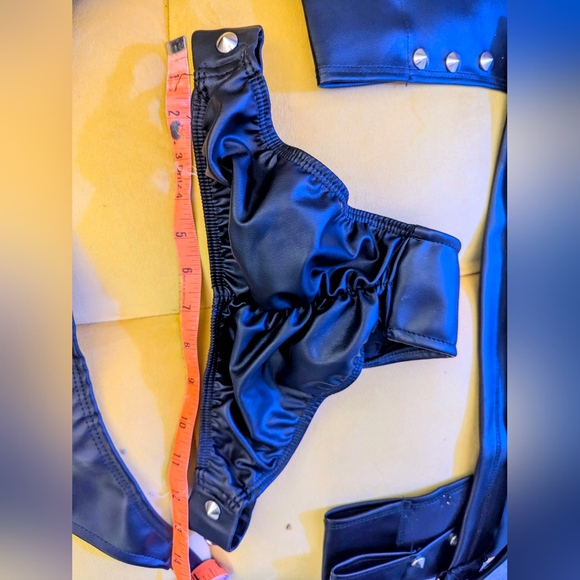 Studded Leatherette Chap Set Roma - Picture 4 of 4